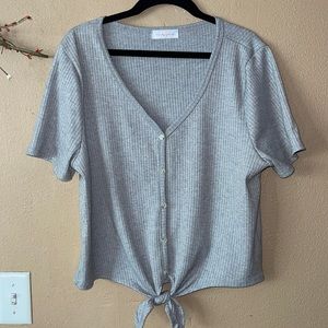Can’t go wrong with crop tops. It’s cute with a tie that can be adjusted